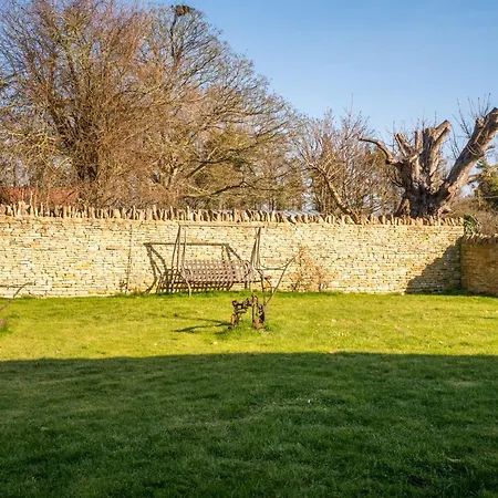 The Old Barn Villa Witney Exterior photo